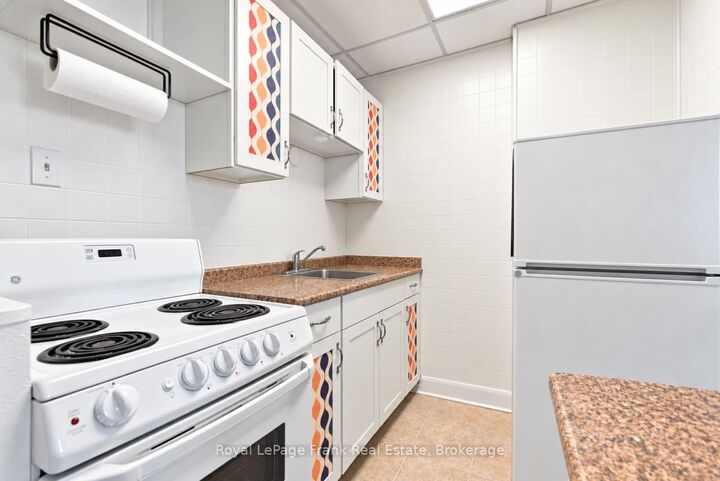 Property Photo:  195 Queen Street 2  ON L9L 1B9 