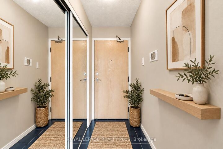 Property Photo:  350 Rathburn Road W 701  ON L5B 3Y2 