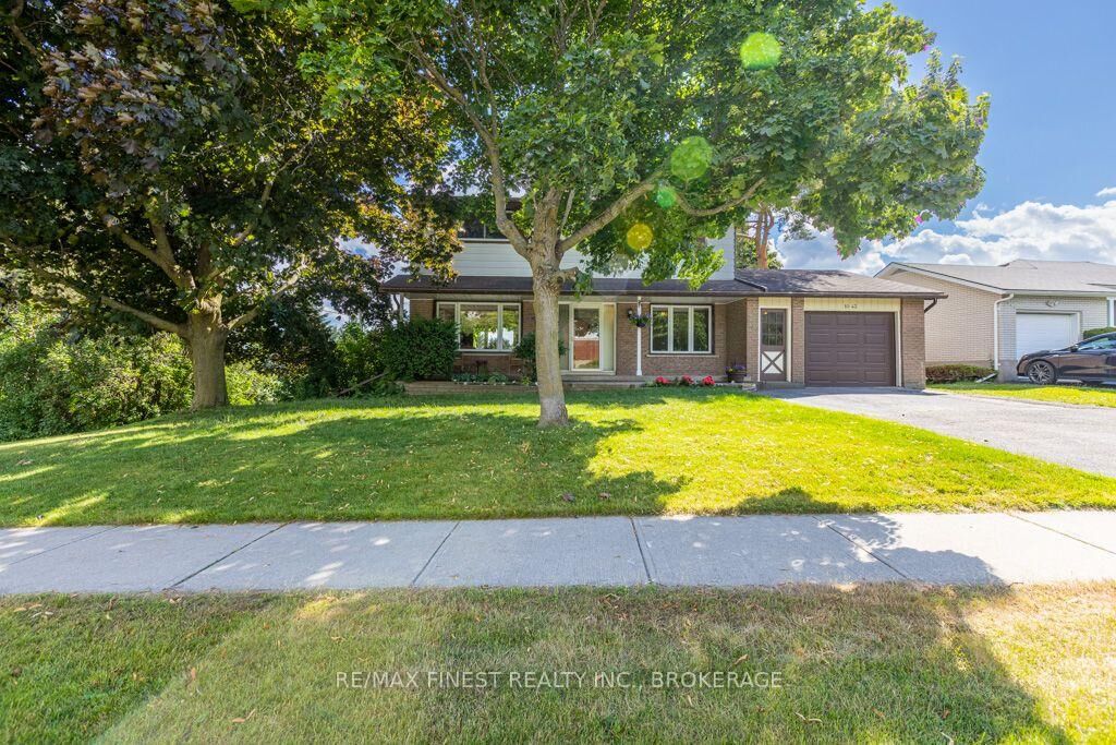 Property Photo: 1043 Lincoln Drive ON K7M 4Z3