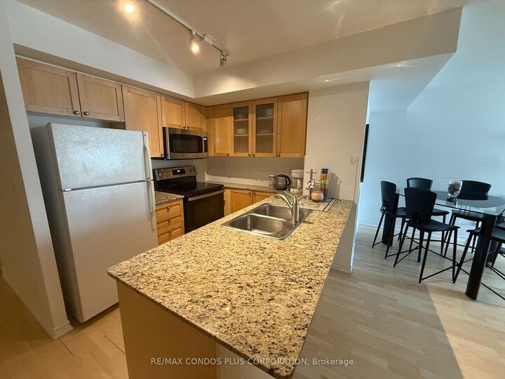 Property Photo:  761 Bay Street 1402  ON M5G 2R2 