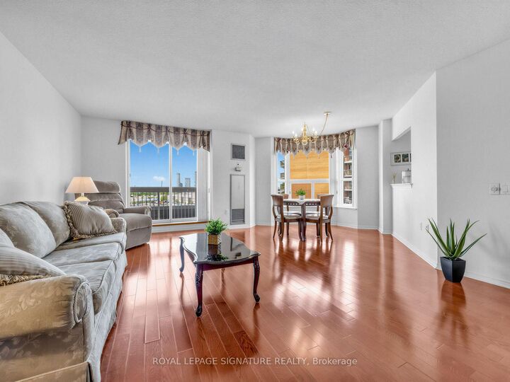 Property Photo:  11 Thorncliffe Park Drive 807  ON M4H 1P3 