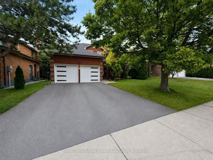 Property Photo:  2551 Wynten Way  ON L6J 7K5 