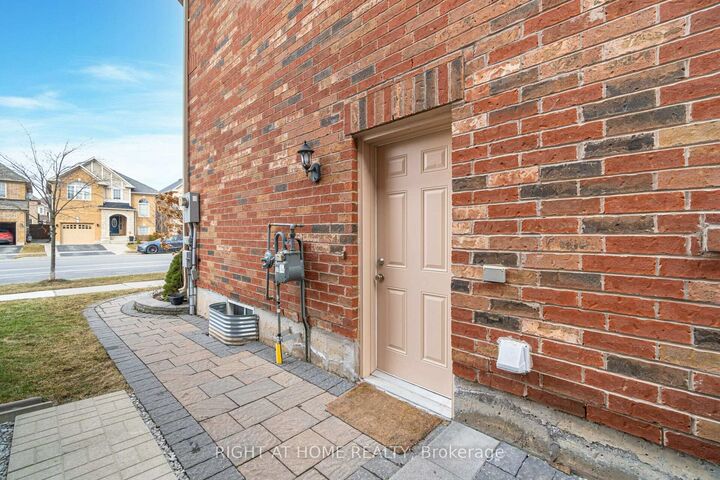 Property Photo:  898 Philbrook Drive  ON L9T 5A5 