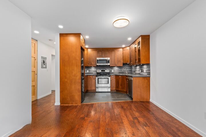 Property Photo:  2033 West 7th Ave 303  BC V6J 1T3 