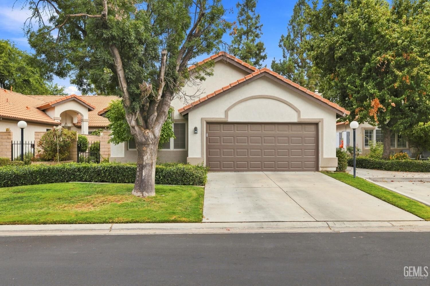 Property Photo:  6901 Courtside Circle 19  CA 93309 