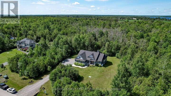 Property Photo:  193 Maggie's Crescent  ON K7C 0C4 