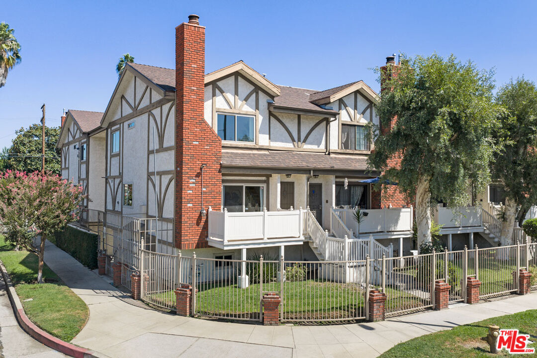 Property Photo: 13959 Victory Blvd, Unit 1 CA 91401