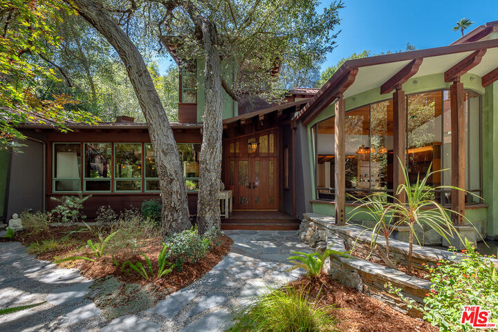 Property Photo:  3851 Kingswood Rd  CA 91403 
