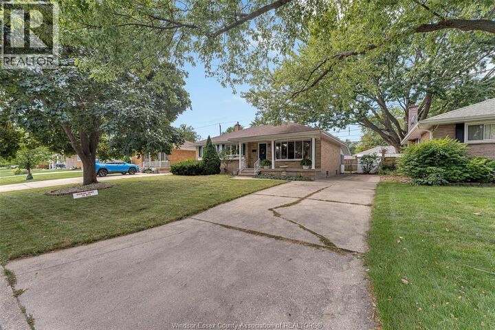 Property Photo:  923 Greendale Drive  ON N8S 4B2 