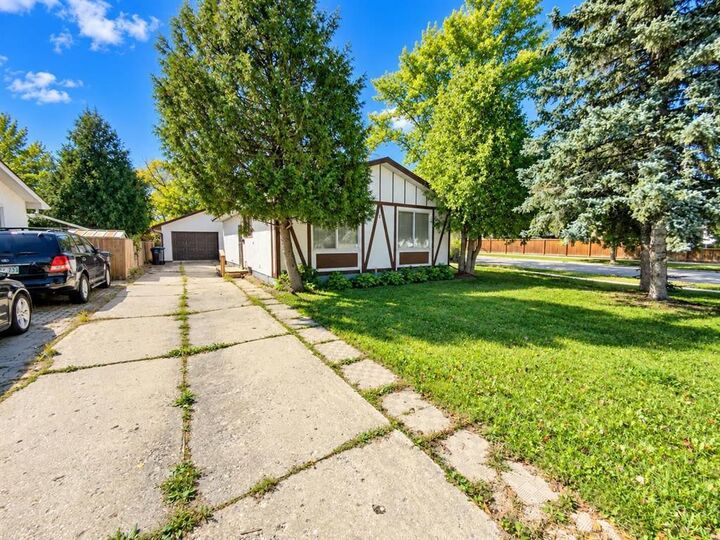 Property Photo:  2 Cullen Drive  MB R3R 1N9 
