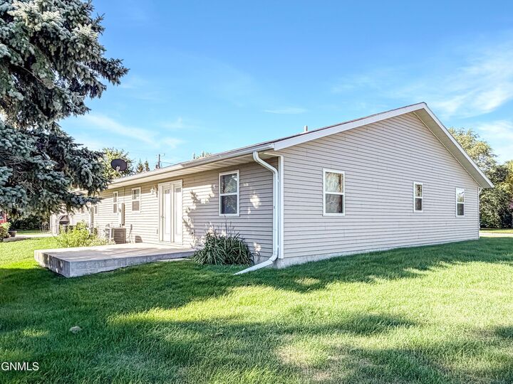 Property Photo:  214 9th Avenue S  ND 58421 