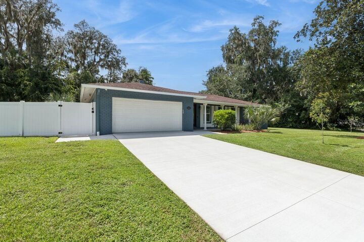 Property Photo:  402 Valencia Circle  FL 32765 