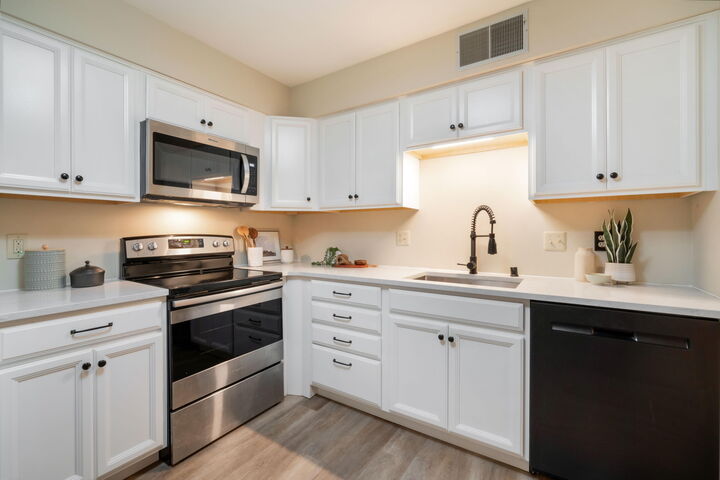 Property Photo: 1906 E Shorewood Blvd WI 53211