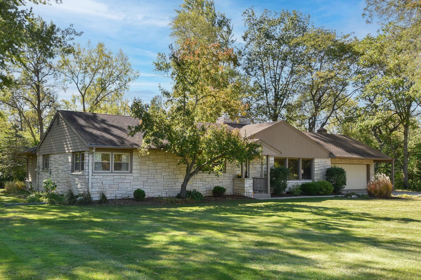 Property Photo:  5405 W Hillcrest Dr  WI 53092 