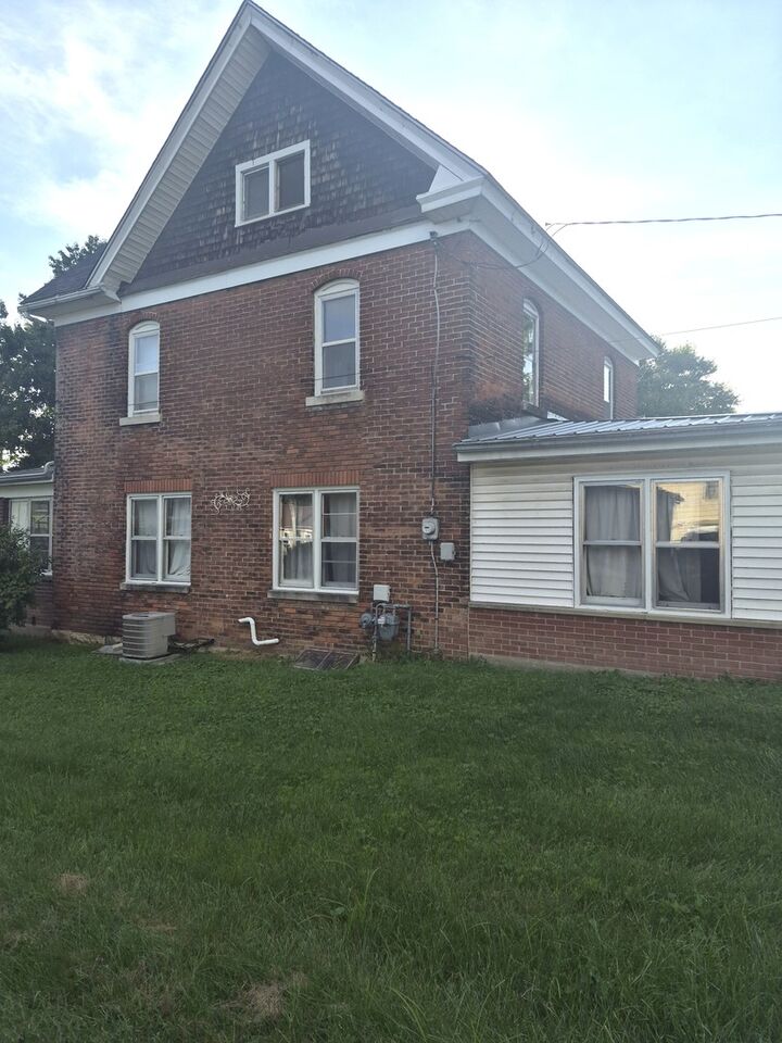 Property Photo:  708 Bowen Street  IL 61074 