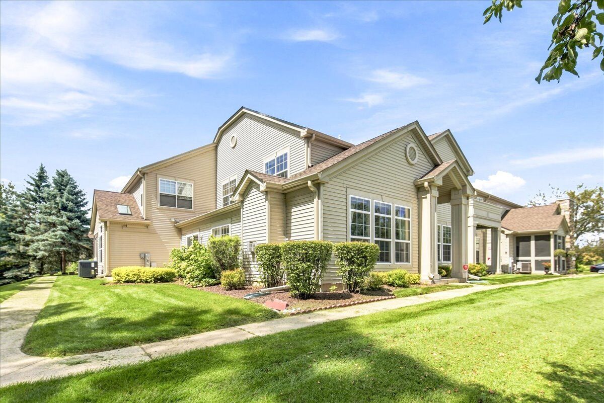 Property Photo:  2503 Oak Drive 2503  IL 60118 