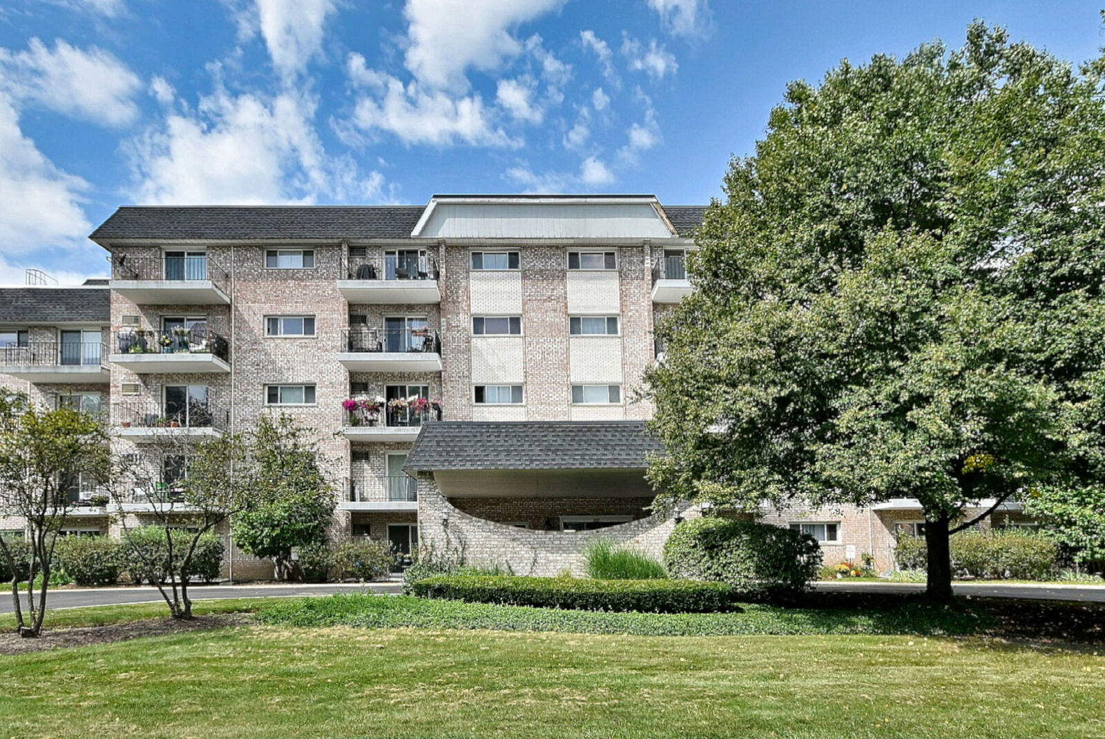 Property Photo:  1000 S Lorraine Road 212  IL 60189 