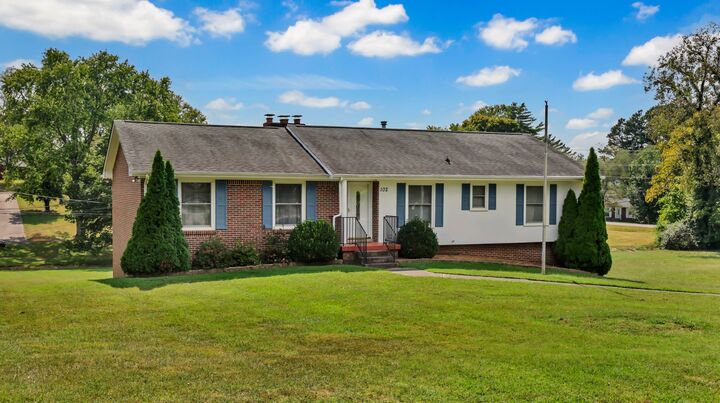 Property Photo: 102 Bullock Dr TN 37040