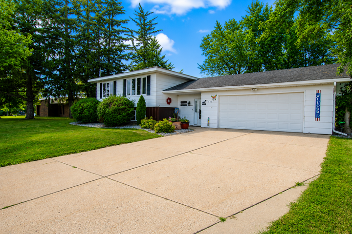 Property Photo: 913 1st Avenue SE MN 56347