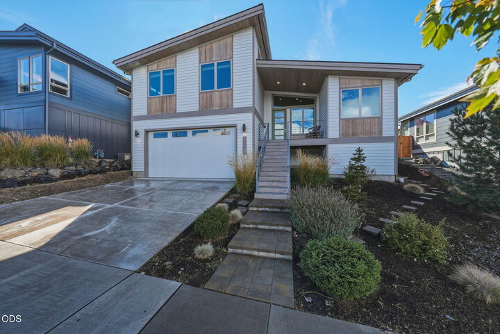 Property Photo: 63108 NE Iner Loop OR 97701