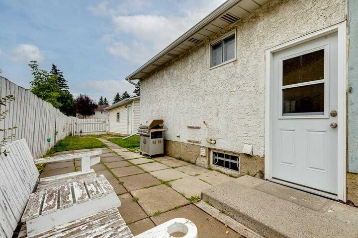 Property Photo:  844 Rundlecairn Way NE  AB T1Y 2R7 