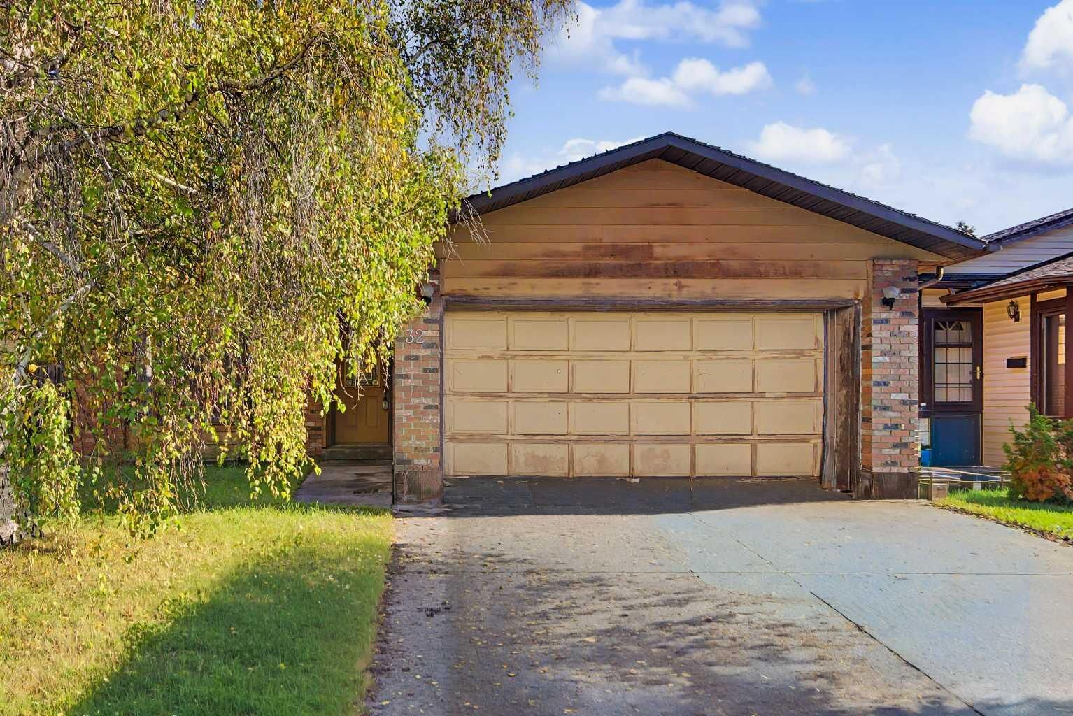 Property Photo:  32 Deersaxon Circle SE  AB T2J 6R5 