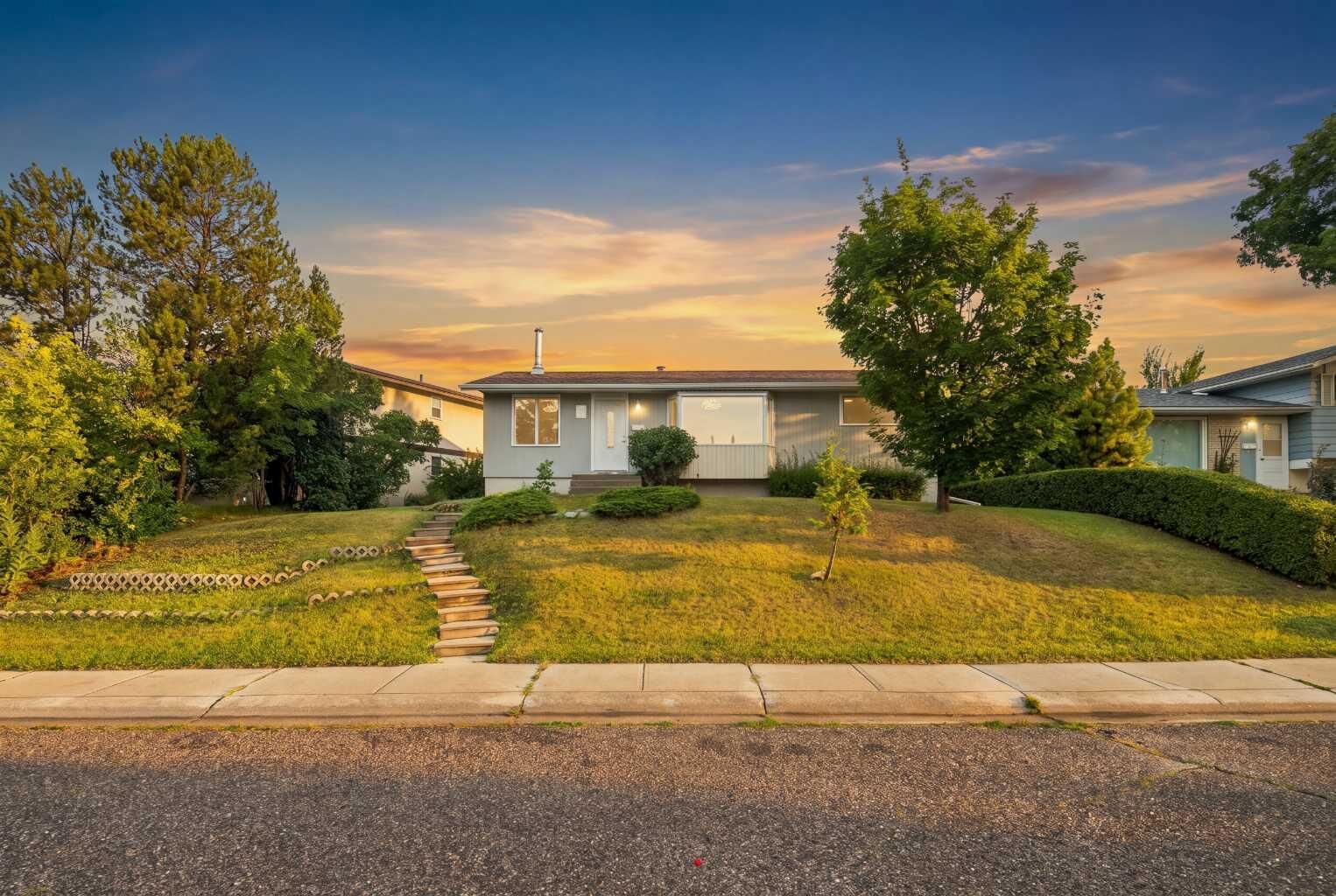 Property Photo:  248 Huntcroft Road NE  AB T2K 4E2 