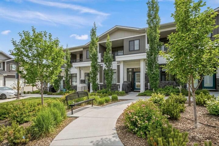 Property Photo:  210 Crestbrook Common SW  AB T3B 6L1 
