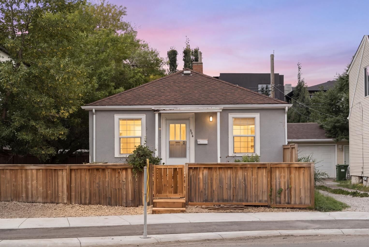 Property Photo:  506 19 Street NW  AB T2M 0Y6 