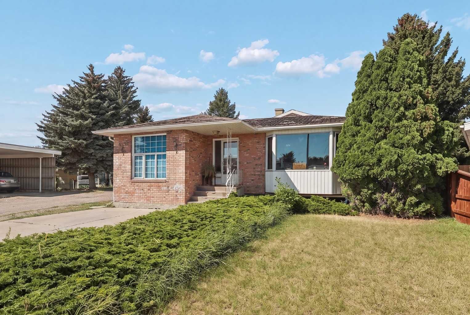 Property Photo:  1305 18 Avenue S  AB T1K 1B6 