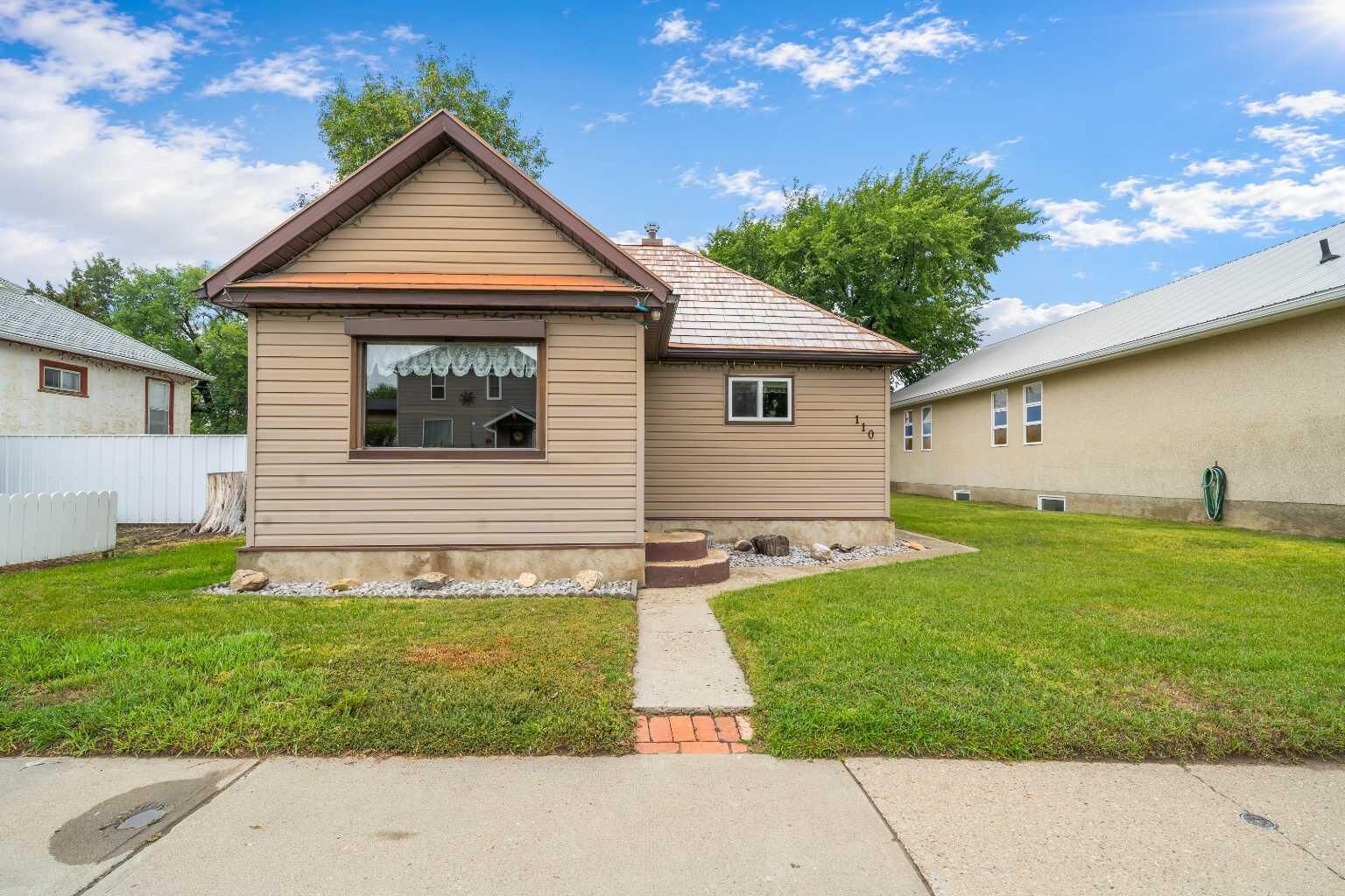 Property Photo:  110 2 Avenue W  AB T0K 0G0 