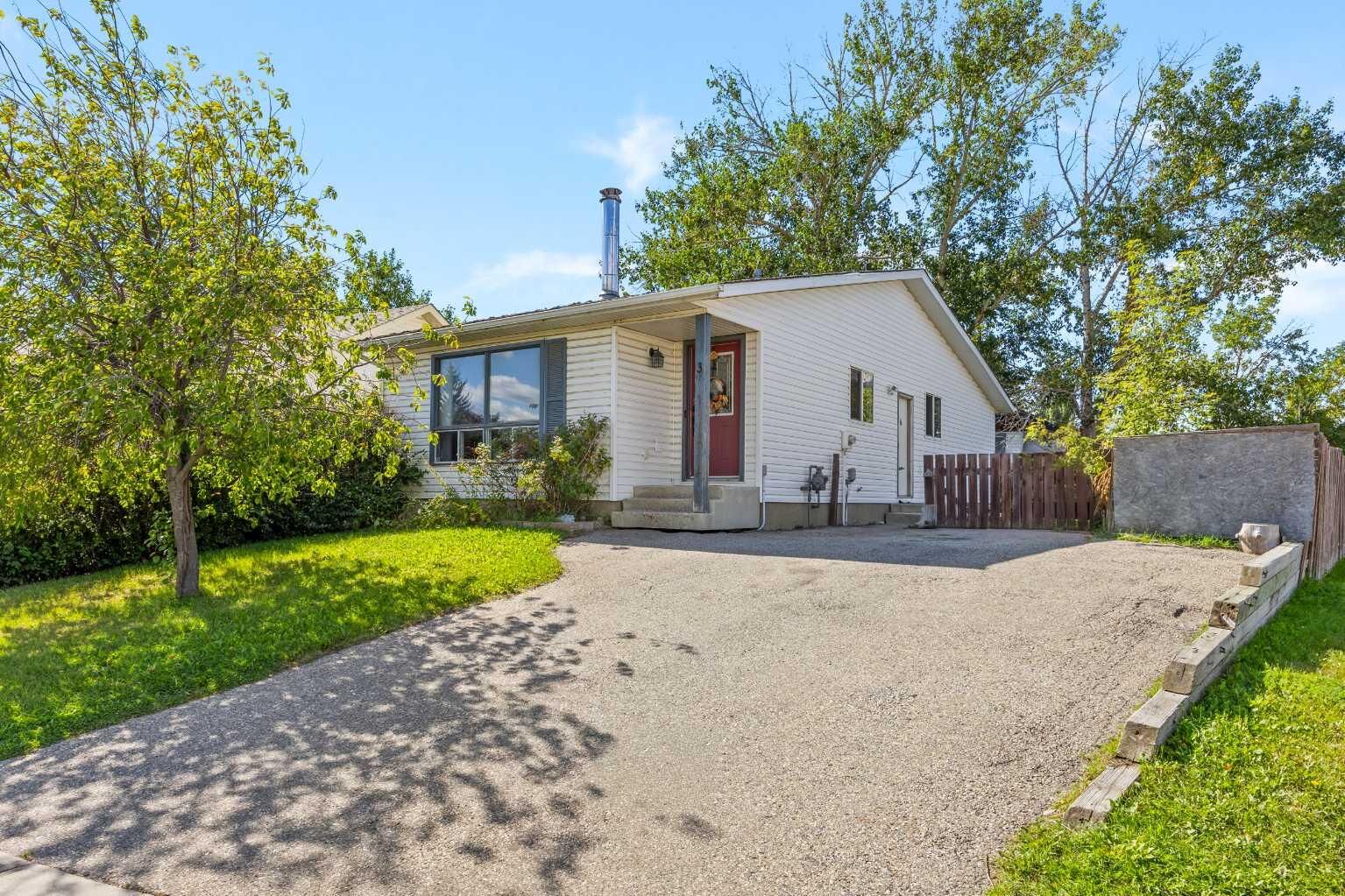 Property Photo:  3 Emberdale Way SE  AB T4B 1Z3 