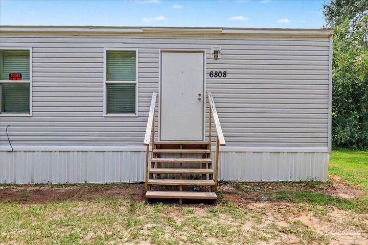 Property Photo: 6808 Rolling Hills Rd FL 32505