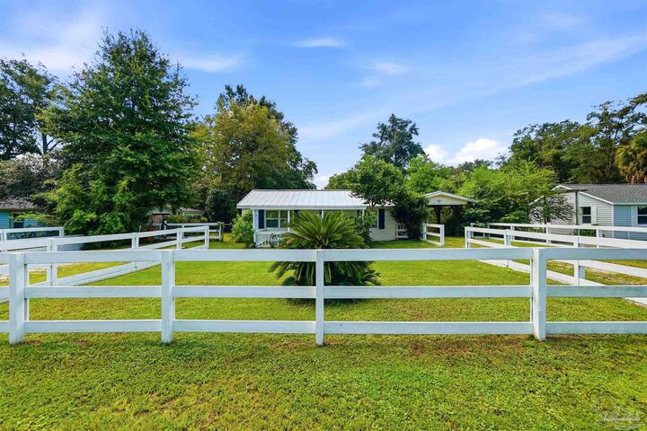 Property Photo: 3955 Diamond St FL 32571
