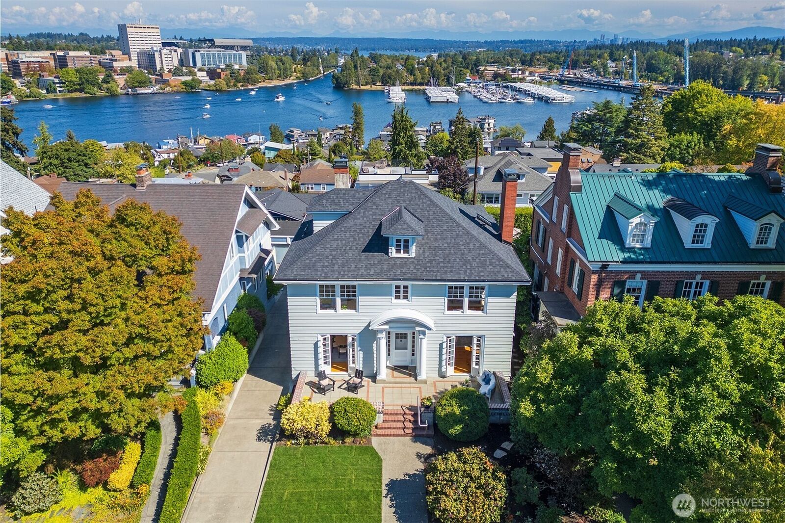 Property Photo:  2822  10th Avenue E  WA 98102 