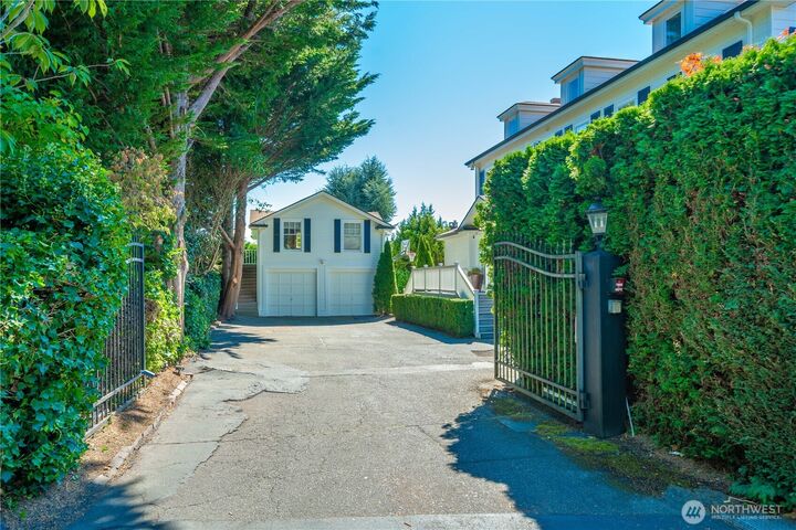 Property Photo: 3233 Magnolia Boulevard W WA 98119
