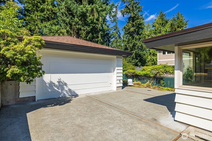 Property Photo: 9815 Roosevelt Way NE WA 98115