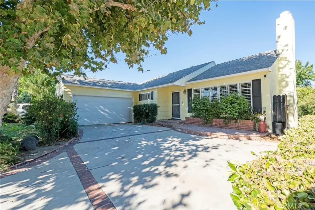 Property Photo:  7032 Encino  CA 91406 
