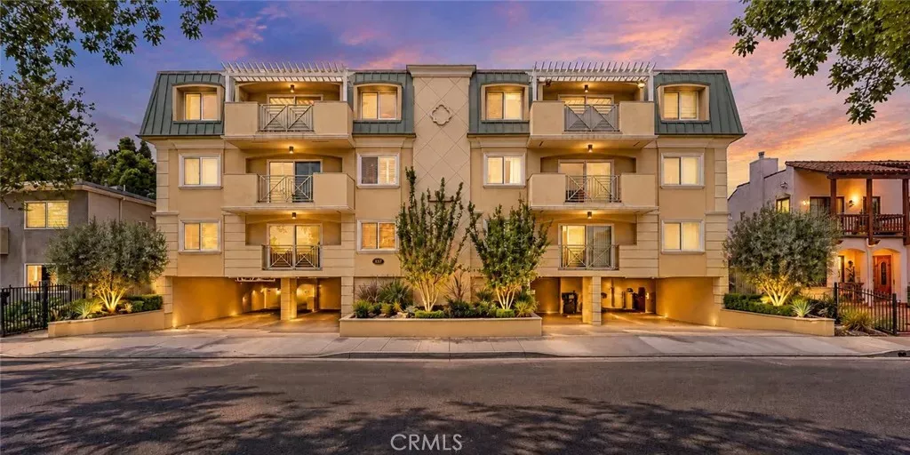 Property Photo:  637 N West Knoll 204  CA 90069 