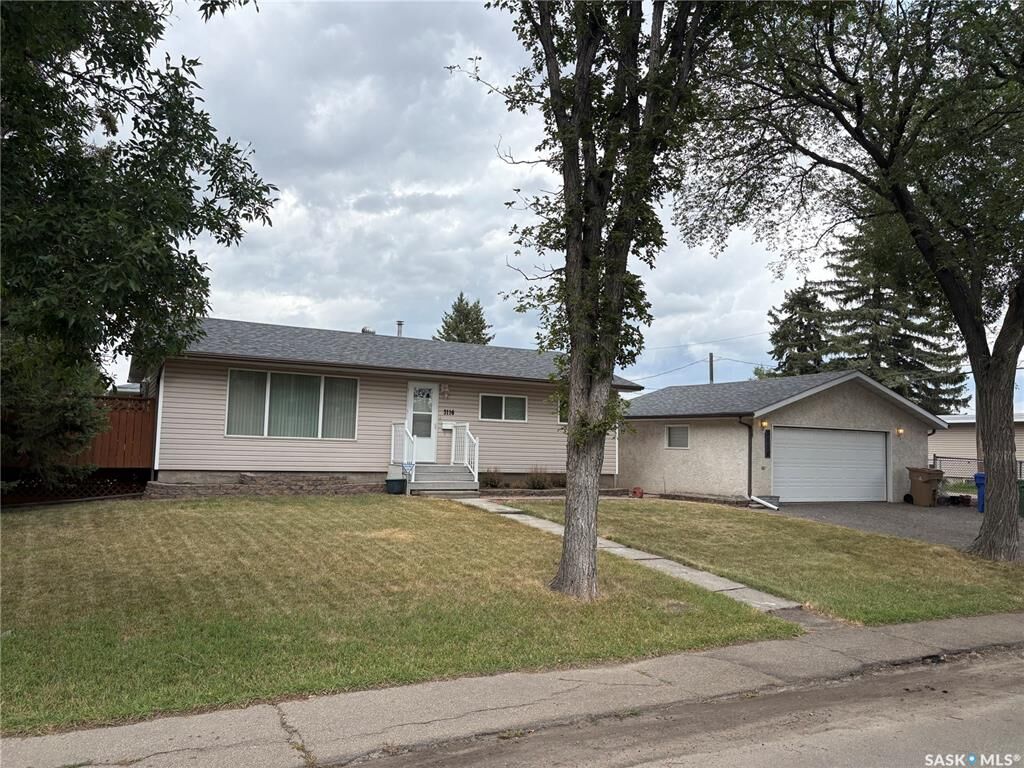 Property Photo:  3116 3rd Avenue N  SK S4R 0W6 