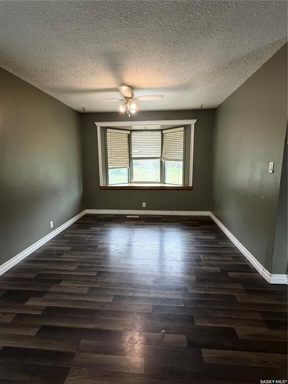 Property Photo:  1405 4th Avenue NW  SK S6V 5R3 