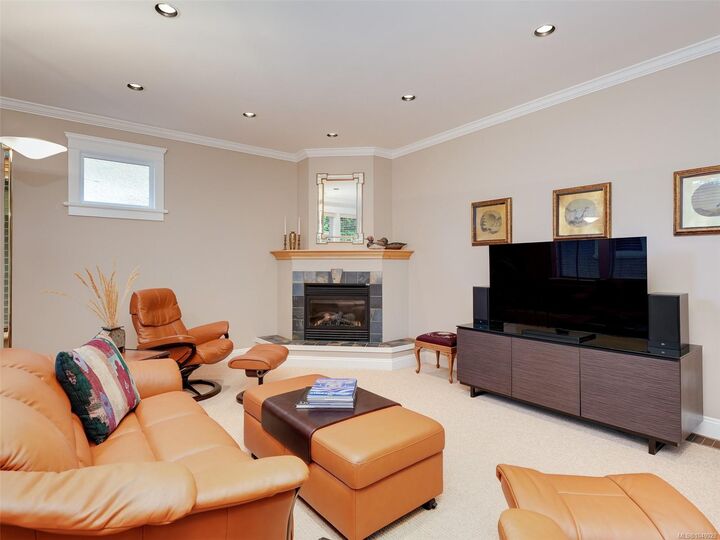 Property Photo:  2286 Hazelton Pl  BC V8N 5C3 