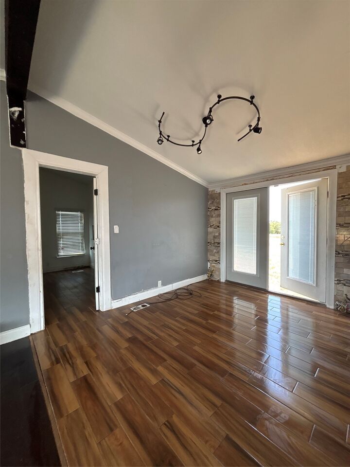 Property Photo:  