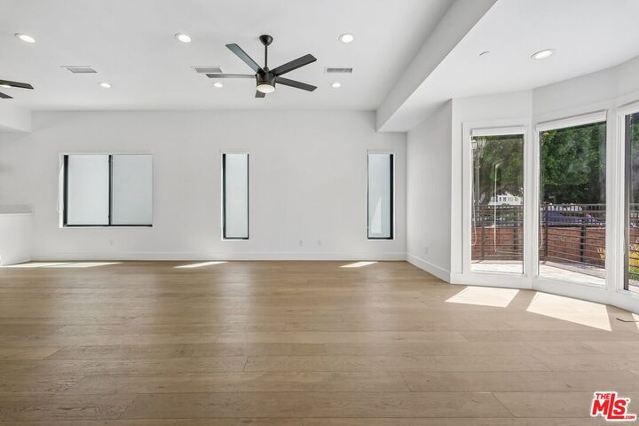 Property Photo: 6521 Homewood Ave CA 90028
