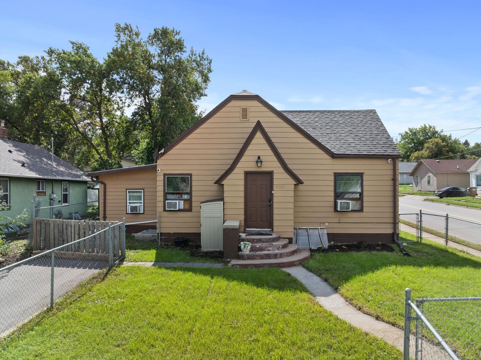 Property Photo:  1002 Valley St  ND 58701 