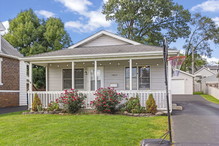 Property Photo:  1917 N Hickory Street  IL 60403 
