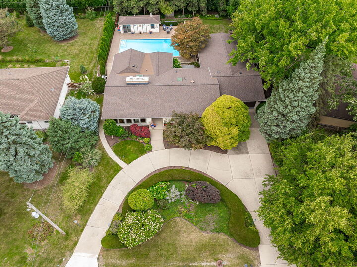 Property Photo: 12 Meadowood Drive IL 60523