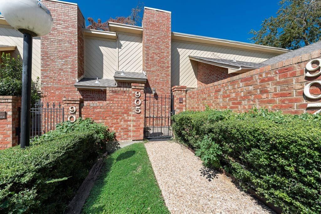 Property Photo:  905 Cedarland Boulevard  TX 76011 