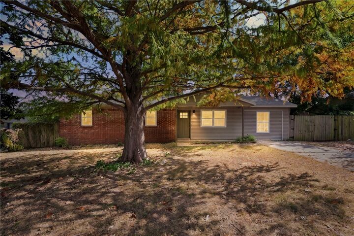 Property Photo:  2303 Woodland Avenue  AR 72762 