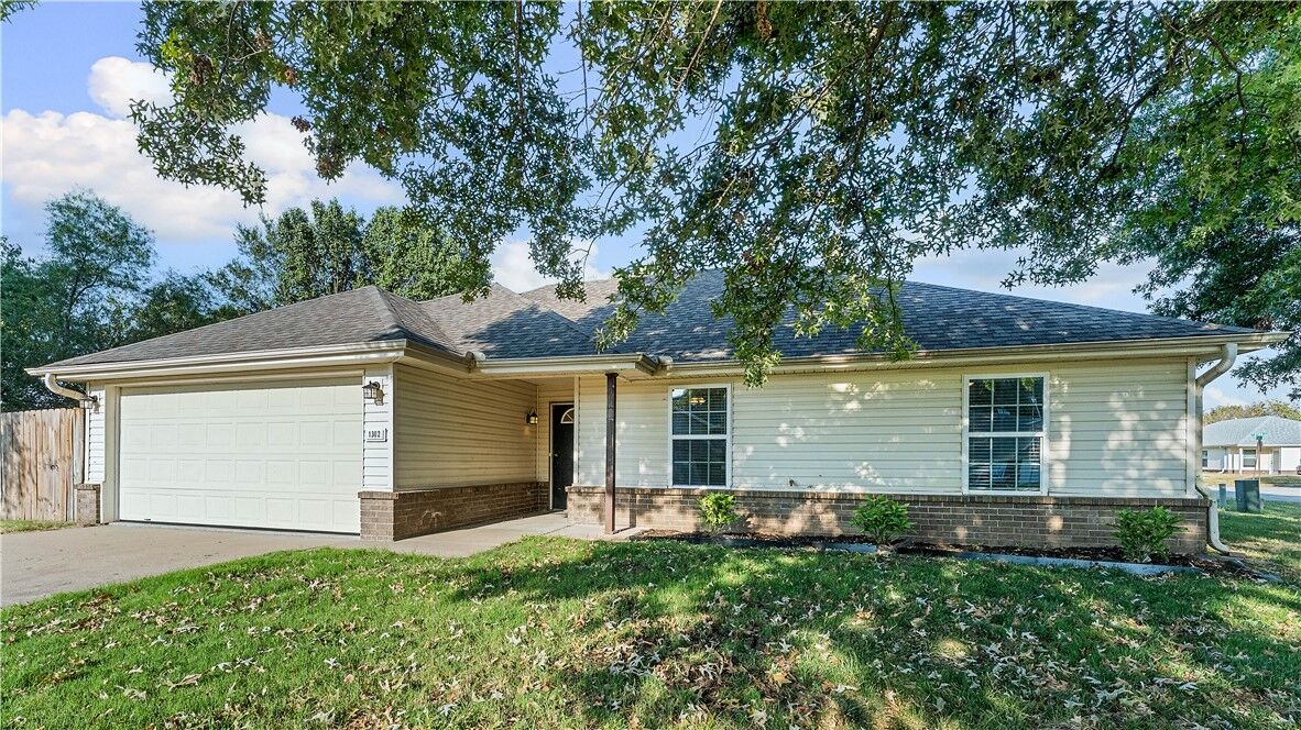 Property Photo: 1302 Anna Street AR 72712